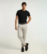 Pantalón de vestir color marrón, de corte slim y largo cropped. Confeccionado en tejido de algodón liso, con bolsillos laterales y traseros. Cierre frontal con botón y cremallera.