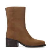 Botas cortas de mujer color marrón claro, estilo cowboy, con caña media, punta cuadrada y taco ancho de madera oscura.