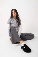 Mocasines negros de cuero con hebilla dorada y suela de corcho.