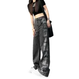 Pantalón de jean de corte recto, color gris oscuro lavado (smokey grey), con paneles laterales estampados con ositos y texto en bloques. Posee cinco bolsillos.