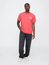 Remera color salmón de manga corta con logo de Marvel estampado en el pecho.