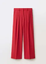 Pantalón de vestir rojo de corte wide leg, tiro alto, con detalle de pliegues, trabillas y forro interior.