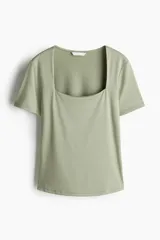 Remera verde con escote cuadrado y mangas cortas.
