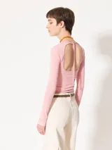 Remera rosa de punto con textura suave, mangas largas, escote redondo y espalda amplia y abierta.