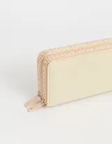 Billetera rectangular color lila con detalles en amarillo, formato fichero de tela deportiva con doble cierre circundante.