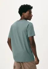 Camiseta básica color verde con cuello redondo y manga corta.