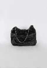 Cartera tipo bolso capitoneada de cuero color rojo, con asa de cadena plateada entrelazada con cuero. Forrada por dentro y con bolsillo interno.