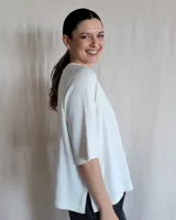 Sweater color beige de tejido de punto con mangas cortas y cuello redondo.