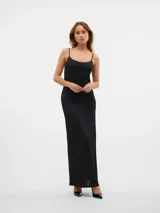 Vestido midi negro con tirantes finos y cuello redondo.