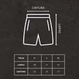 Bermuda negra de algodón con elastano, corte recto, bolsillos laterales, cintura elástica con cordón interno y logo bordado en la pierna.