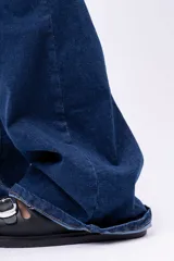 Pantalón de jean Oxford de tiro alto, color azul oscuro, con corte ajustado en la cadera y acampanado en la pierna.