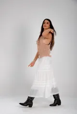 Falda larga de algodón blanco con volados y detalles de encaje.