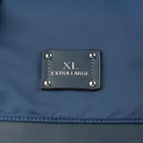 Mochila azul de poliéster con acceso trasero con cierre, correa regulable para usar como mochila o bandolera, herrajes plateados, un compartimento principal, un bolsillo interno con cierre, tres bolsillos externos con cierre y un bolsillo externo abierto.