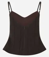 Blusa peplum marrón con breteles finos, escote en V, corte sastre y recortes delanteros.