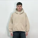 Buzo hoodie color beige con capucha y cordón ajustable, de felpa suave y corte oversize. Estampado en cursiva con la palabra 'nenefa' en la espalda.