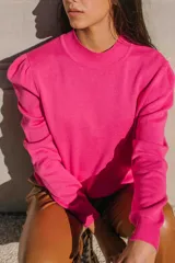 Sweater de hilo color verde con cuello redondo y hombros abullonados.