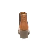 Bota Chelsea de cuero color marrón claro, con elástico lateral acanalado y logo de la marca en el talón. Tiene suela de goma con plataforma y taco cuadrado.