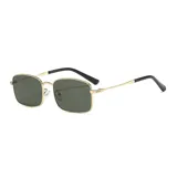 Lentes de sol rectangulares unisex con marco dorado y lentes verdes.