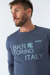 Remera negra de manga larga con estampado frontal con la inscripción "BKR TORINO ITALY" en gris.