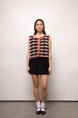 Chaleco tejido a mano en crochet con hilado 100% algodón, con diseño a rayas horizontales en tonos marrón y beige, y borde naranja.