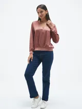 Blusa color cereza con escote en V y mangas largas abullonadas.