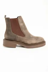 Bota marrón de cuero con elástico lateral y suela de goma.