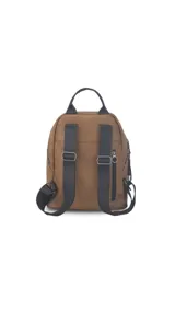 Mochila marrón de símil cuero con cierre principal y bolsillo interno con cierre. Tiene asa de mano, correas regulables y bolsillo oculto en la espalda.