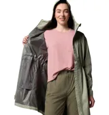 Campera cortaviento color verde claro, con capucha ajustable, cierre frontal con cremallera bidireccional, cintura ajustable con cordón, bolsillos con cremallera y puños ajustables.