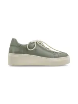 Sneaker Adelaida de cuero graneado color verde oliva, con cordones de algodón y suela elevada color crema.