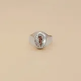 Anillo de plata 925 con aplique ovalado de oro 9k con el símbolo de la medicina. El ancho inferior de la alianza es de 4.9mm.