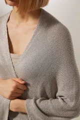 Saco plateado holgado de viscosa y lurex, con mangas 3/4.