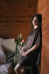 Top unisex estampado floral, de corte holgado y mangas cortas.