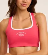 Top deportivo rosado de microfibra con escote nadador, copa desmontable, estampado frontal con la frase "athletics new york city" y vivos blancos en escote y sisas.