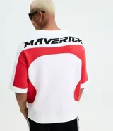 Camisa masculina de manga corta, color blanco con detalles en rojo en los hombros y mangas. Presenta el logo "MAVERICK" en el pecho izquierdo y un escudo con un ave y la palabra "OSAKA" en el pecho derecho.