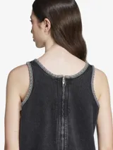 Vestido Adidas de denim negro con corte recto, cuello redondo y sisas amplias. Presenta costuras verticales en el frente y las tres rayas características de la marca en los laterales.