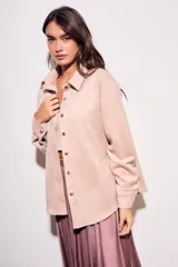 Camisa color marrón de gamuza sintética, de corte recto, con cuello clásico, cierre frontal con botones y mangas largas.