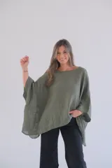 Blusa verde militar de lino, de corte amplio y mangas 3/4.