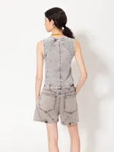 Short de gabardina color gris con teñido diferenciado. Presenta recortes curvos, bolsillos delanteros curvos y bolsillos plaque en la espalda. Se completa con botón en la cintura y detalles de remaches níquel.