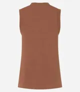 Blusa estilo chaleco color marrón, confeccionada en ribana, con abotonado delantero, sin mangas y con textura acanalada.