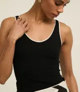 Musculosa blanca de rib de viscosa con breteles medianos, escote en U y detalle de bies contrastante en negro.
