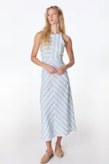 Vestido midi de lino a rayas verticales color verde y blanco, con cuello halter y corte evasé.