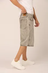 Bermuda gris claro con efecto lavado, corte amplio y largo hasta la rodilla.