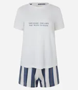 Conjunto de pijama short doll confeccionado en viscosa sostenible. Incluye una blusa de manga corta con cuello redondo y estampado con la frase "visualize the life you want to have", y un short rayado con cintura elástica.