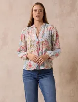 Blusa de gasa plisada estampada, marca Floral & Ivy. Cuello a la base, escote en V y lazo de ajuste.