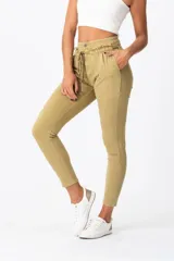 Pantalón color verde pistacho con cintura elastizada, cordón ajustable y bolsillos laterales.