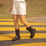 Bota de cuero negra con caña alta, forro de cuero, plantilla de cuero con espuma confort y suela de 3 cm.