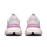 Championes urbanos On Running Cloudnova Form 2, color rosa pálido con detalles en blanco y rosa.
