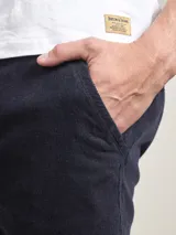 Bermuda de pana azul marino con cintura elástica y cordón ajustable.