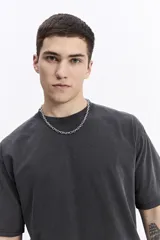 Remera lisa color beige de corte oversize, con escote redondo y mangas cortas.