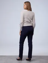 Pantalón de gabardina elastizada color marrón claro, marca Zac & Rachel, corte slim, con pretina con pasadores, botón y cierre. Delantera con tres bolsillos y trasera con bolsillos ojal.